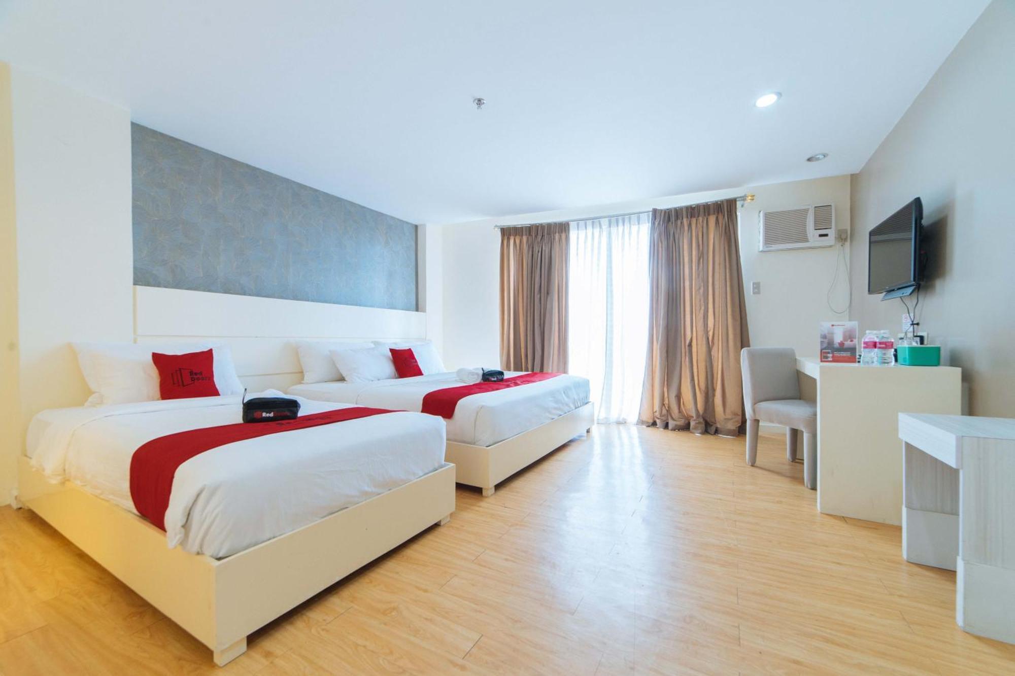 Reddoorz Plus At Hotel Metro Калибо Экстерьер фото