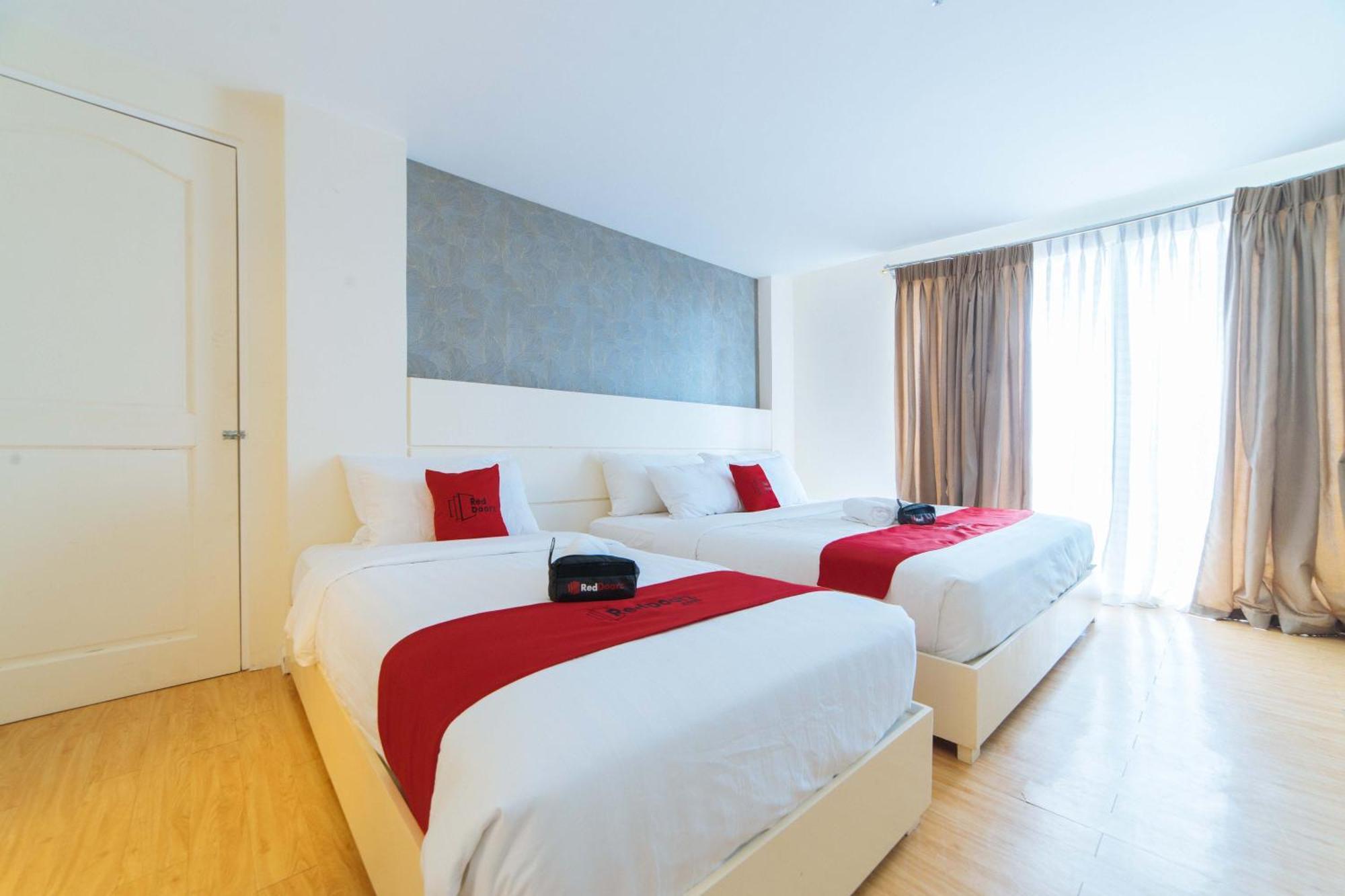 Reddoorz Plus At Hotel Metro Калибо Экстерьер фото