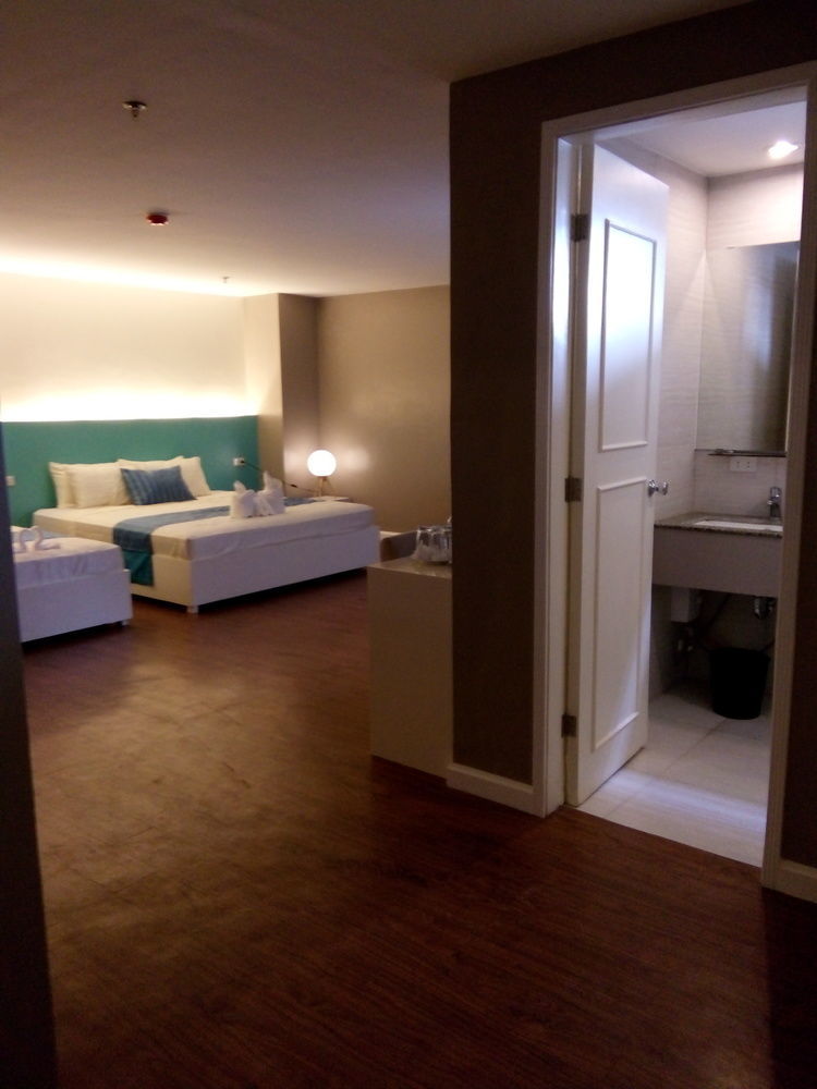 Reddoorz Plus At Hotel Metro Калибо Экстерьер фото