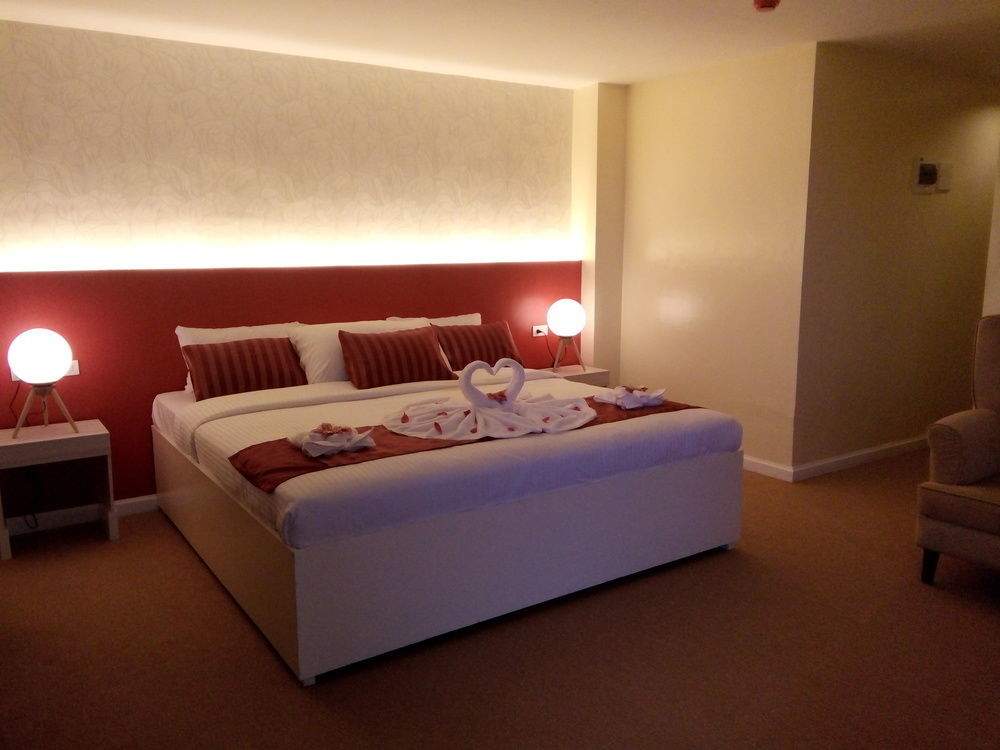 Reddoorz Plus At Hotel Metro Калибо Экстерьер фото